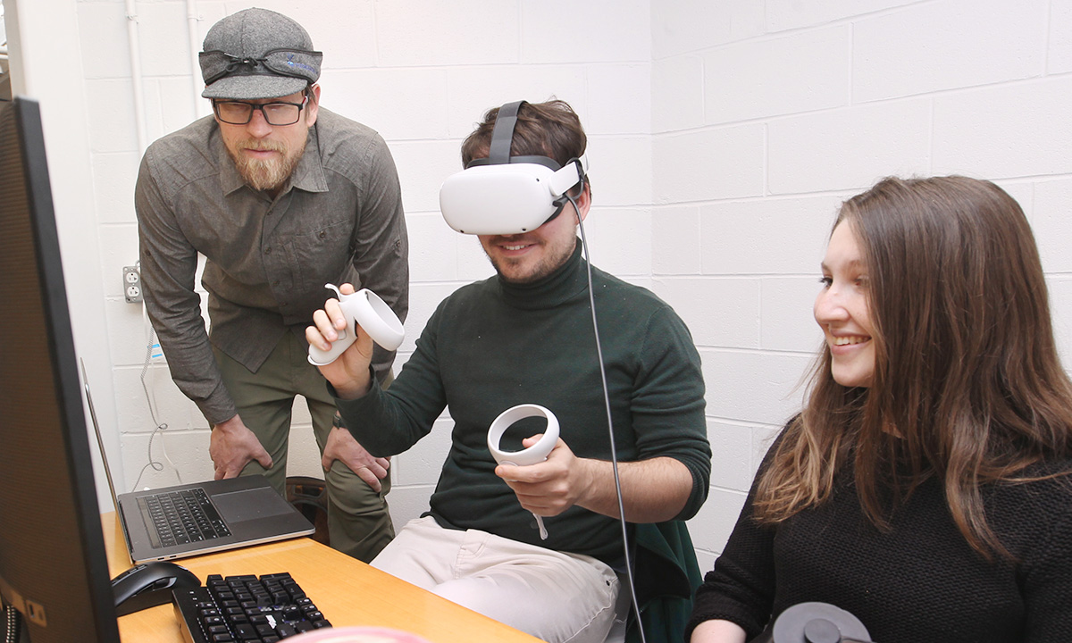 A new class jointly offered by faculty of engineering and architecture introduces virtual and augmented reality to students who are not necessarily focused on computer science. The class, including undergraduates and grad students from the humanities, sciences and engineering, will be offered again in the fall.